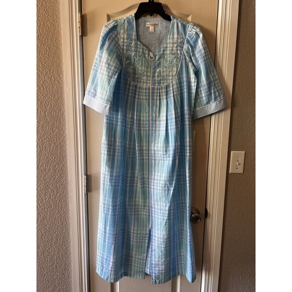 Miss Elaine Light Blue Plaid SEERSUCKER Nightgown Robe Sleepwear Full Zip Small - Picture 1 of 11